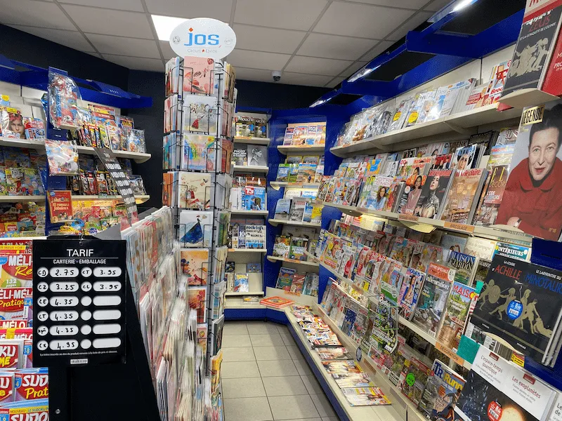 Le rayon presse du Churchill, magazines et journaux du jour