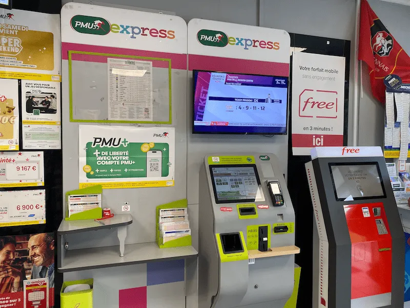 L'espace PMU avec les bulletins de paris hippiques